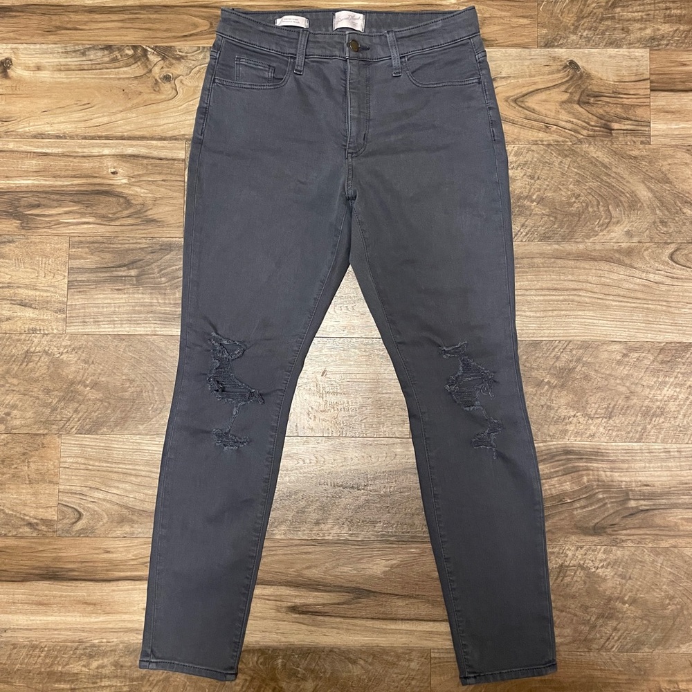 Universal Thread Women’s tummy slimming distressed High Rise Skinny Jeans Size 6